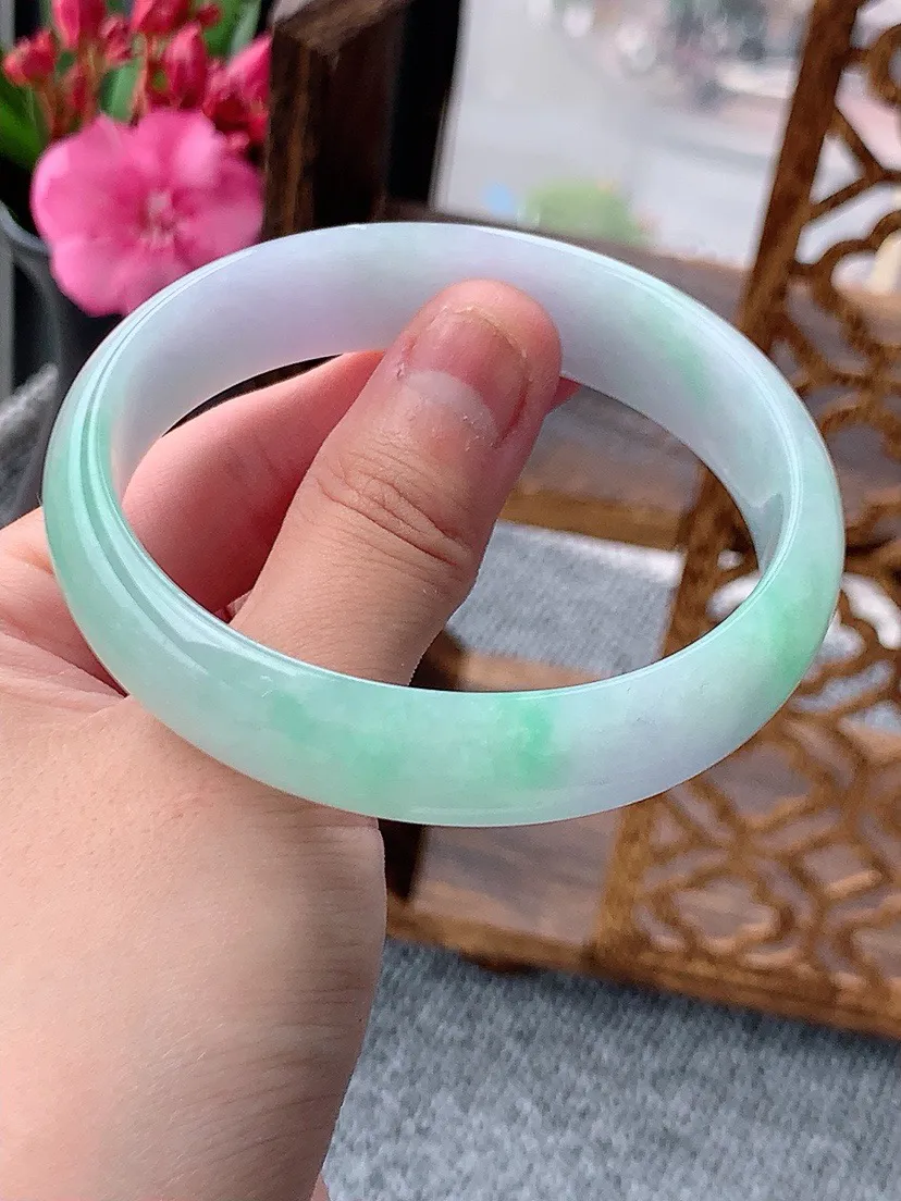 a货翡翠春彩紫罗兰飘绿宽边贵妃手镯59-60大圈口 尺寸59.5×53×15×6.2mm 重量52.74g 0604