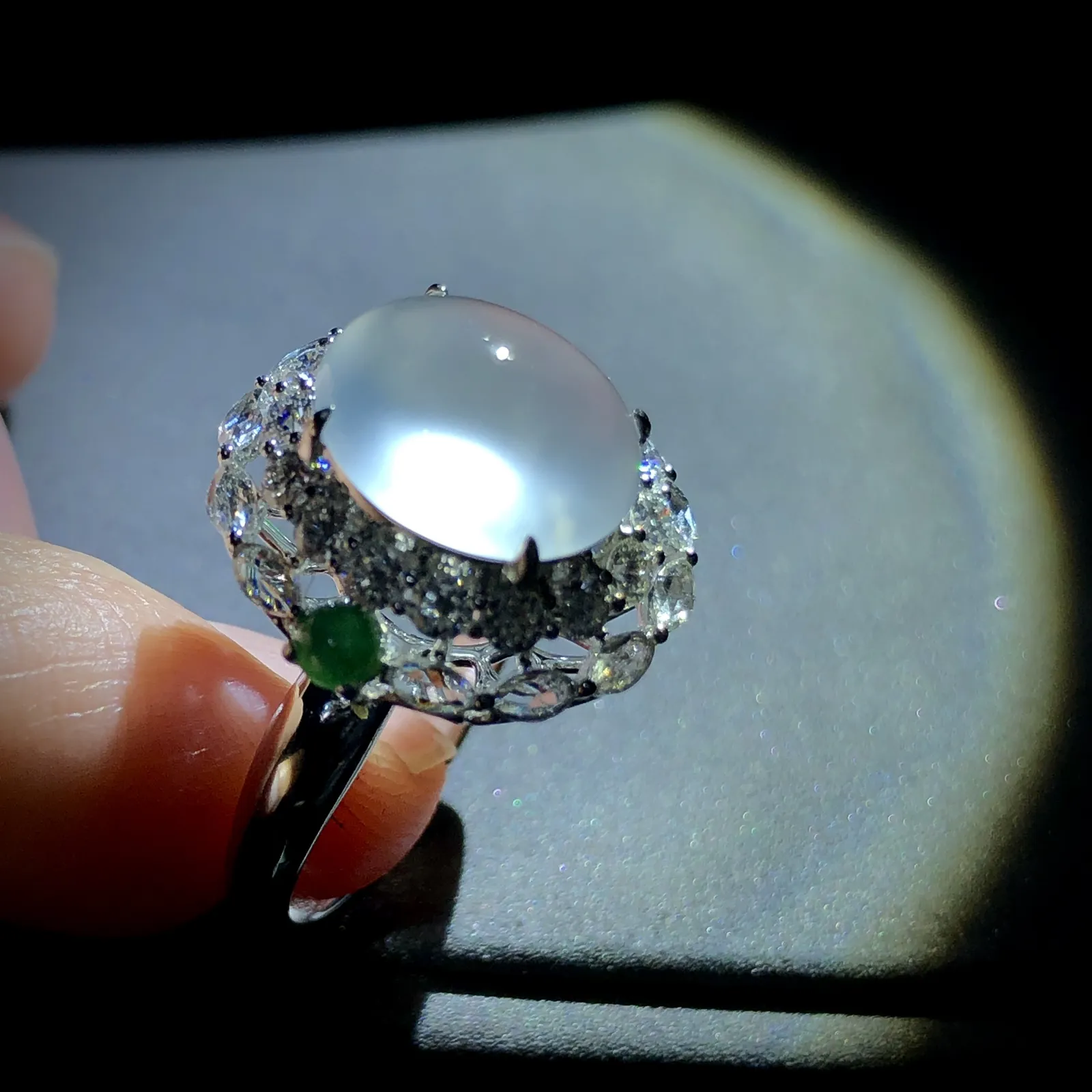 白冰戒指，裸石11.2-9.5-4.5mm，
14.5#，18K金，南非钻。