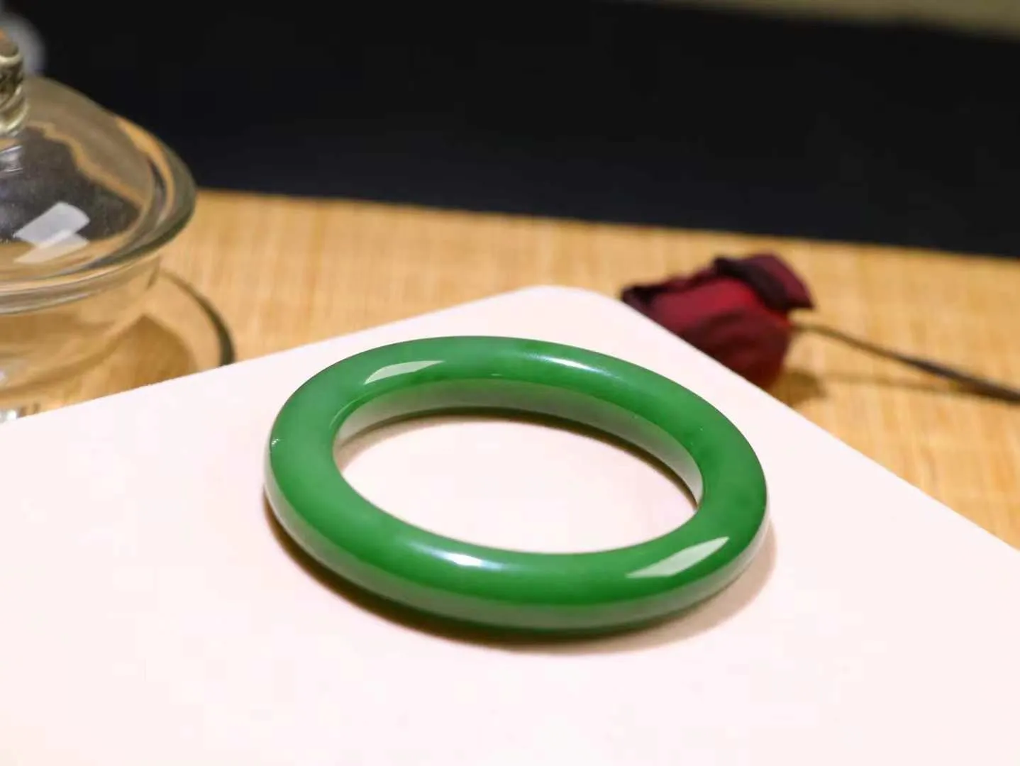 【温润如心.镯】

收藏级臻品️和田玉碧玉手镯，精选上等碧玉料，色泽清透，质地细腻。佩戴它，感受千