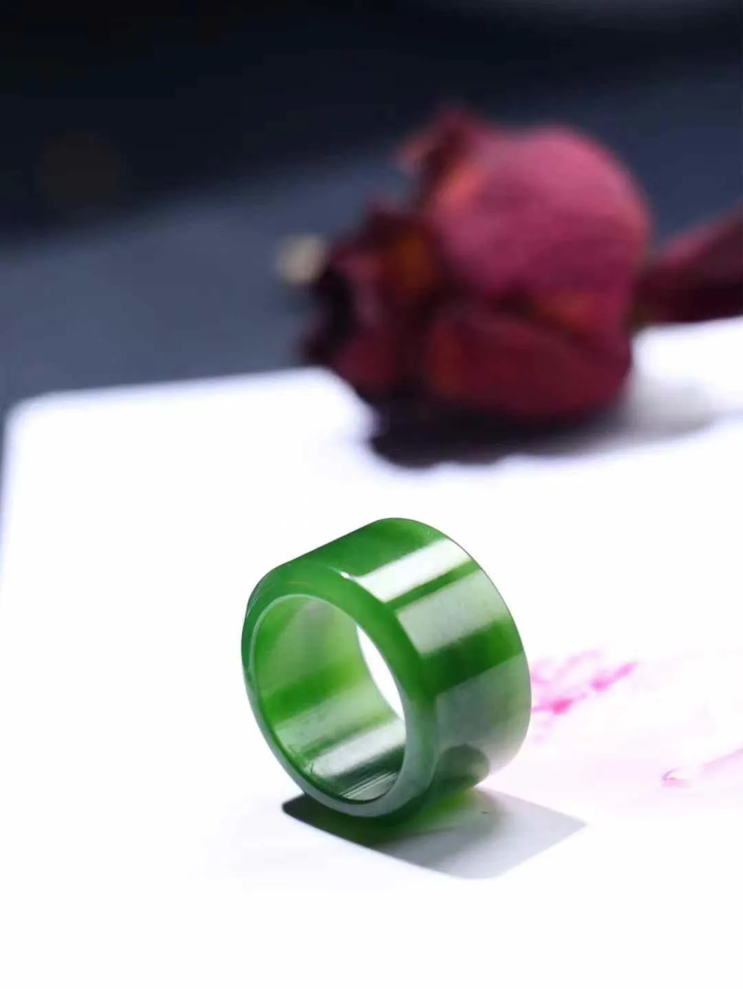 （古韵.扳指）

精品和田玉碧玉扳指 指环 戒圈。七号矿老料 纯正菠菜绿，直切工艺，款式精美，玉质细腻温润，油润感十足， 整器古韵生辉。优雅高贵。运筹帷幄于掌中，决胜于千里之外。

重7.4克   圈口18.8mm 尺寸12.5-36mm FS8242041278O