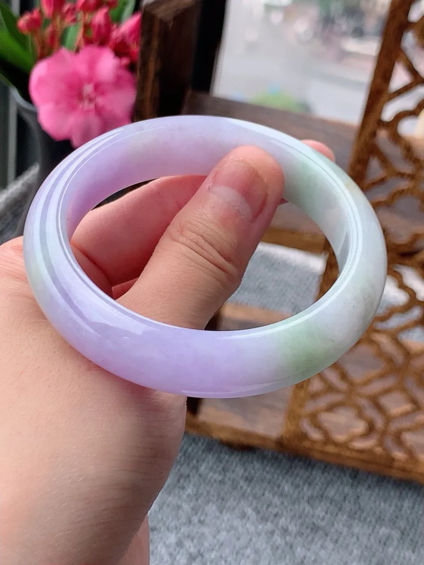 a货翡翠紫罗兰正装正圈手镯55-56圈口  尺寸55×13.5×8.3mm 重量64.57g 0604