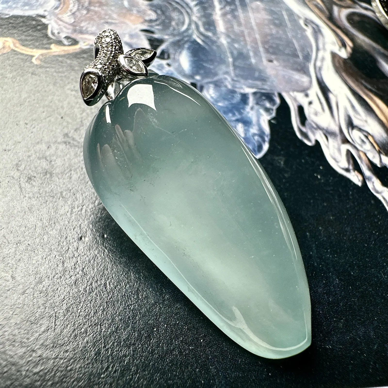 【冰种天空蓝福瓜吊坠】种水上乘，晶莹剔透，纯净通透，莹光感很强。18k金扣头镶嵌，裸石尺寸38.7*19.3*10.5毫米