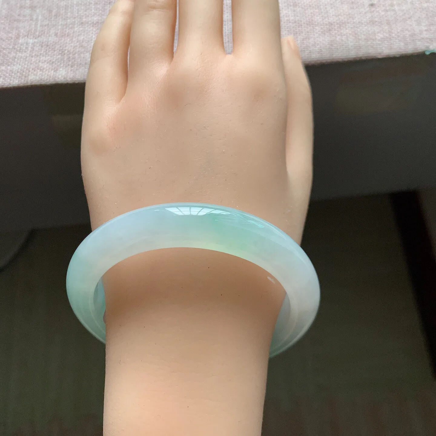59-60圈口。自然光实拍，老坑冰胶晴绿正圈翡翠手镯，尺寸:59.2-12-9mm，无纹裂，重量66.00g