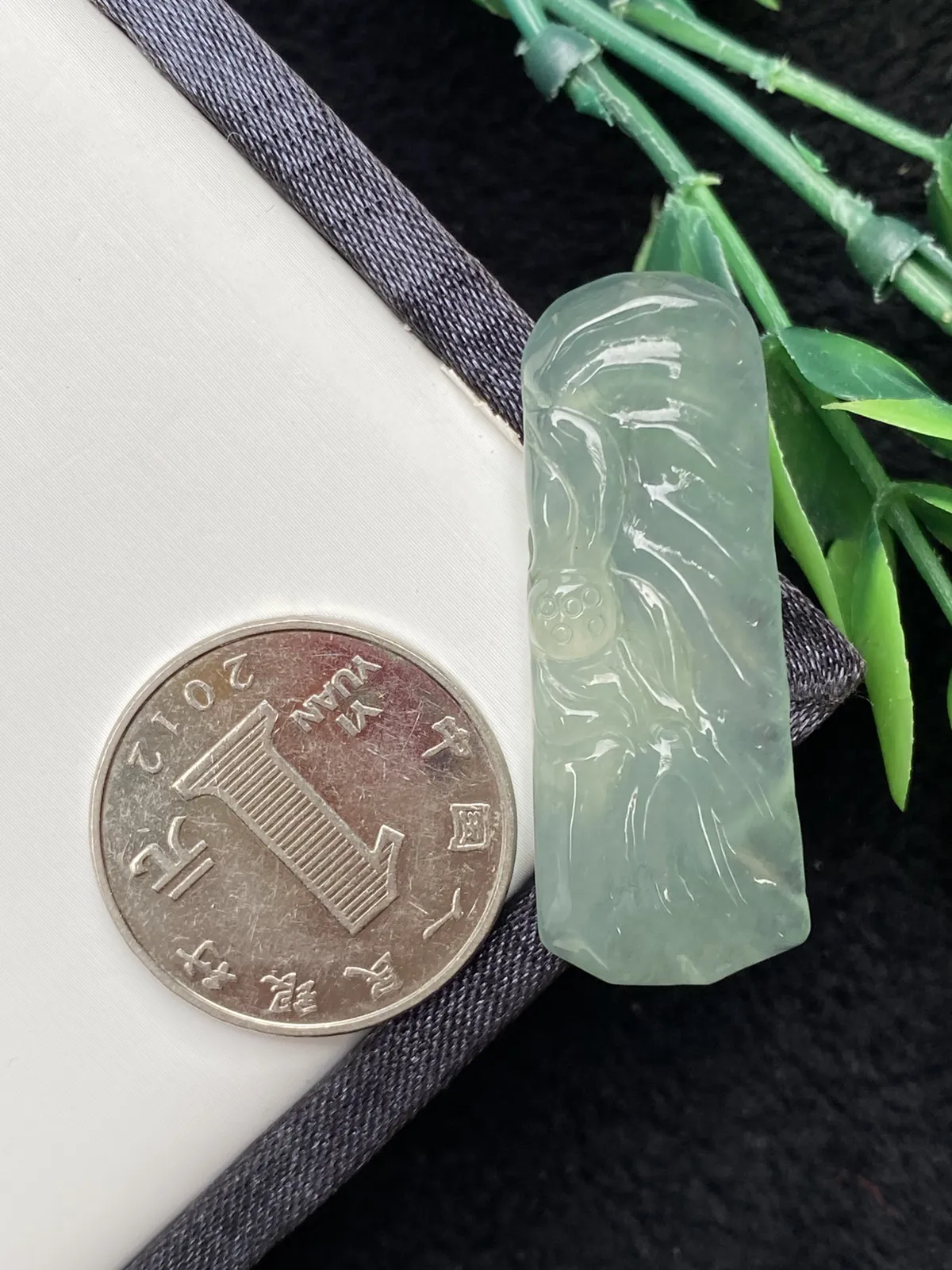 Z推荐【冰晴莲花鱼牌】莲花在波光粼粼的水面盛开，背面两条小鱼在激流勇进，和和美美～～晴底，水润，冰透，超细腻，起胶，品相佳，尺寸：41*15.6*5.1，超值～～