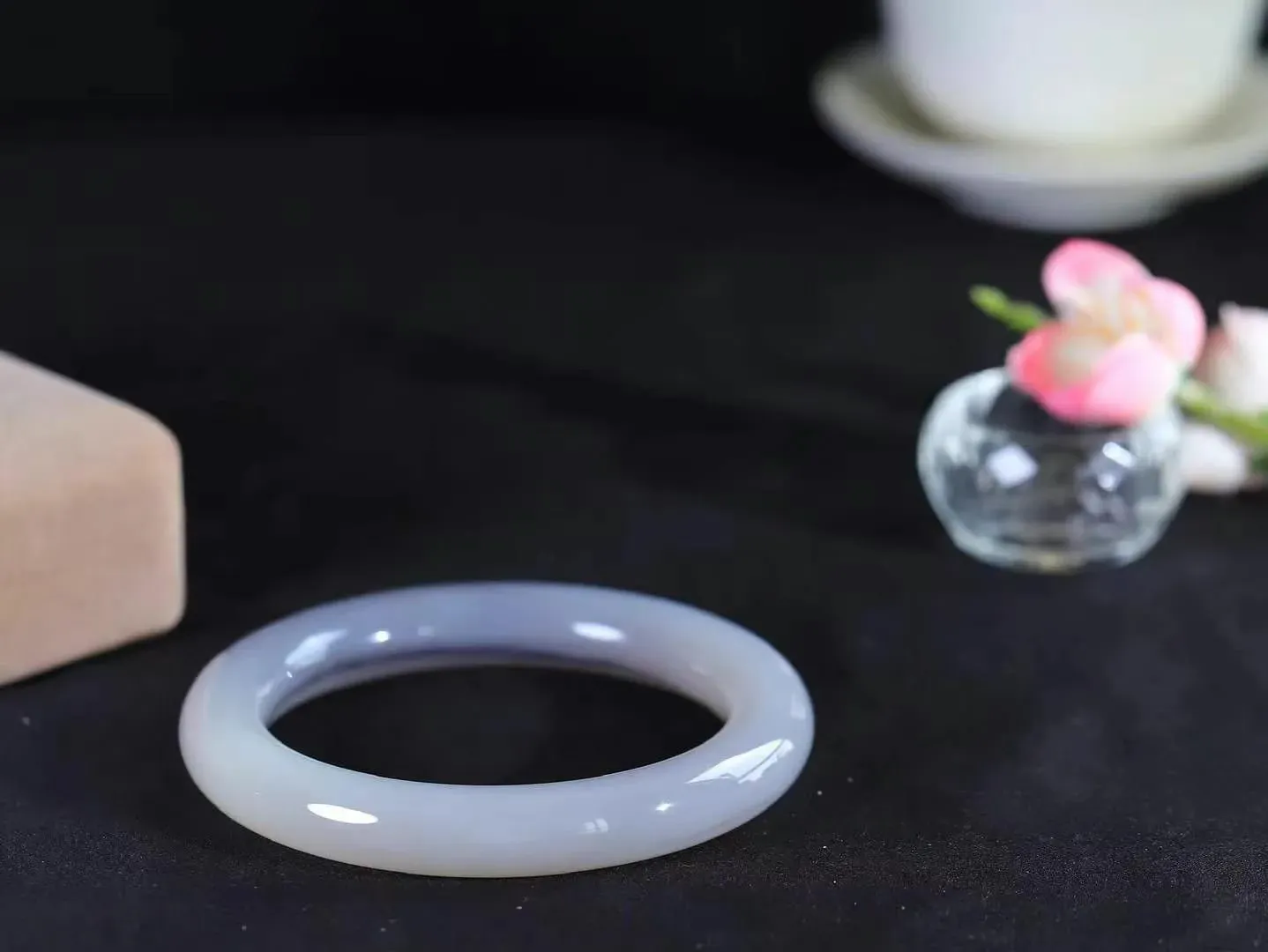 （温柔雅致.手镯）

精品️和田玉烟紫圆条手镯。镯型饱满，温润细腻，脂润沁香。️执一卷书，沏