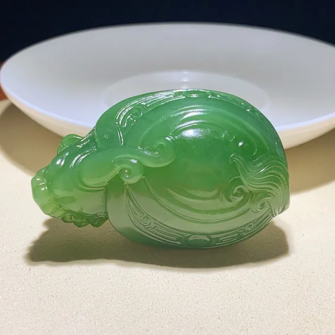 和田玉俄罗斯碧玉阳绿富贵长寿龙龟挂件。尺寸53/35/26重65.7克，玉质细腻油润 脂粉好，品质好！lt250605