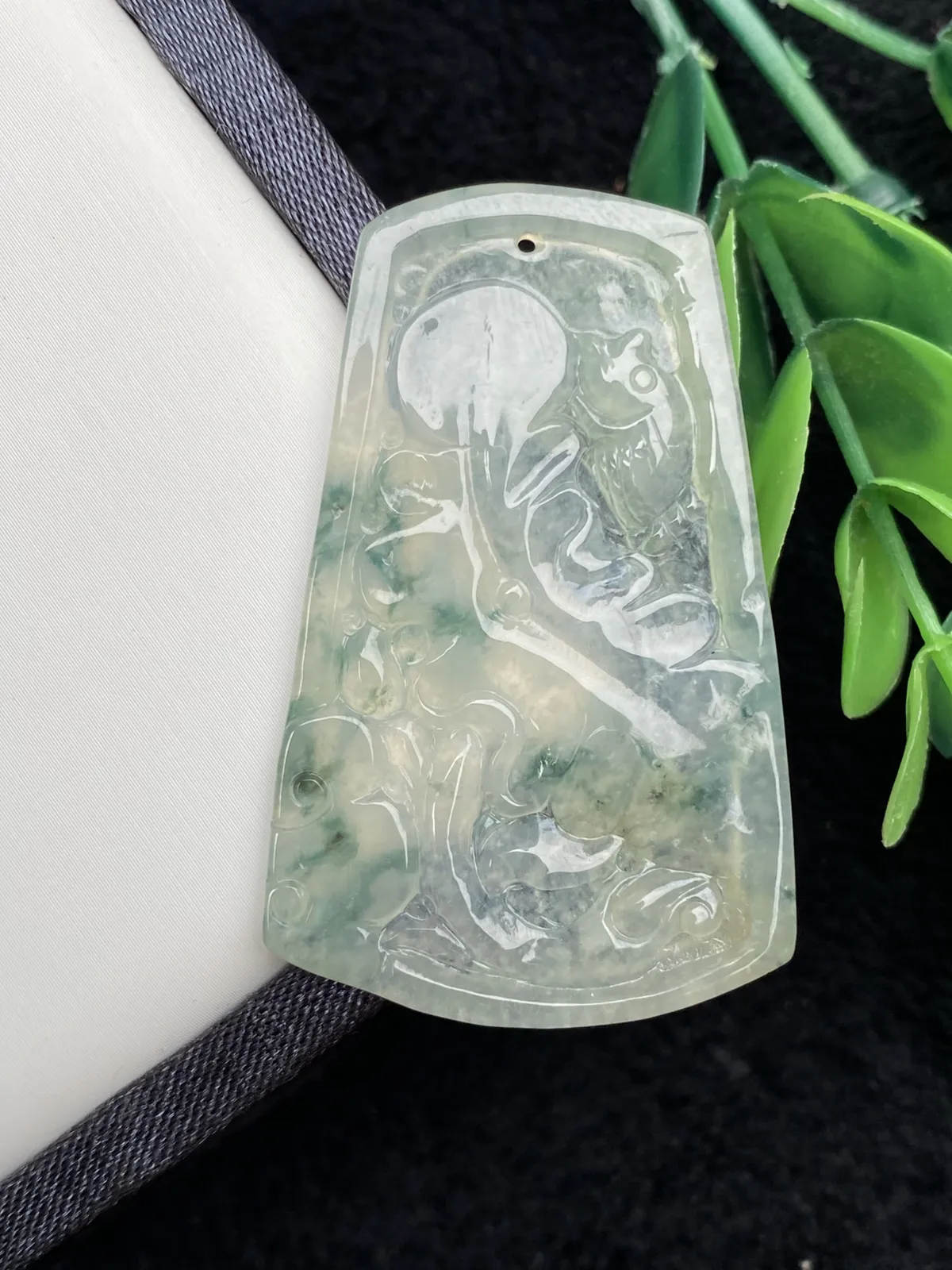 推荐【冰飘花荷叶鱼】连年有余 和和美美，送子女或朋友新婚寓意好～种老起胶，冰透透手，带点黄翡，出淤泥而不染，49.3*31.4*3.2，超值～～