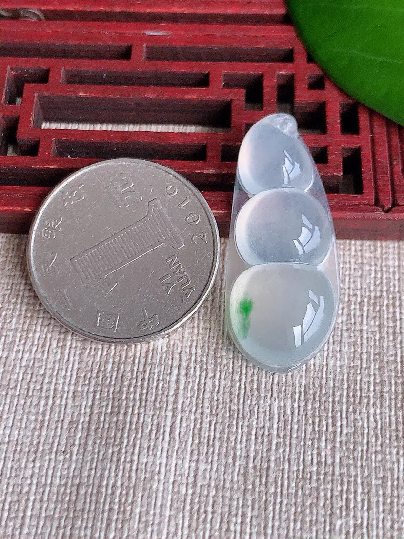 a货翡翠老坑冰种飘绿四季豆福豆平安豆吊坠 尺寸34.6×14.3×5.7mm 重量5.16g 0605