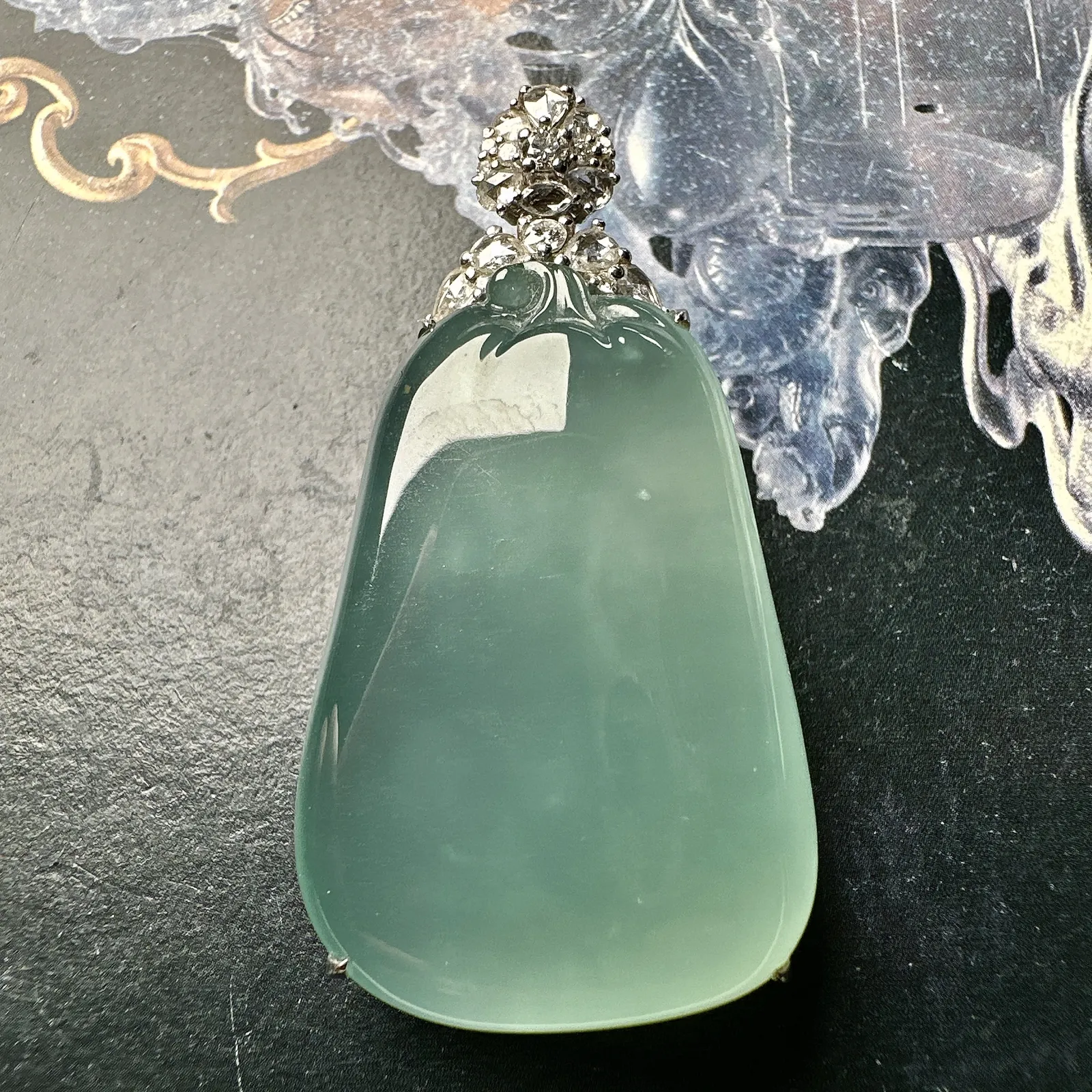 【冰种福瓜吊坠】种水上乘，晶莹剔透，纯净通透，莹光感很强。18k金钻镶嵌，裸石尺寸34*23.4*9