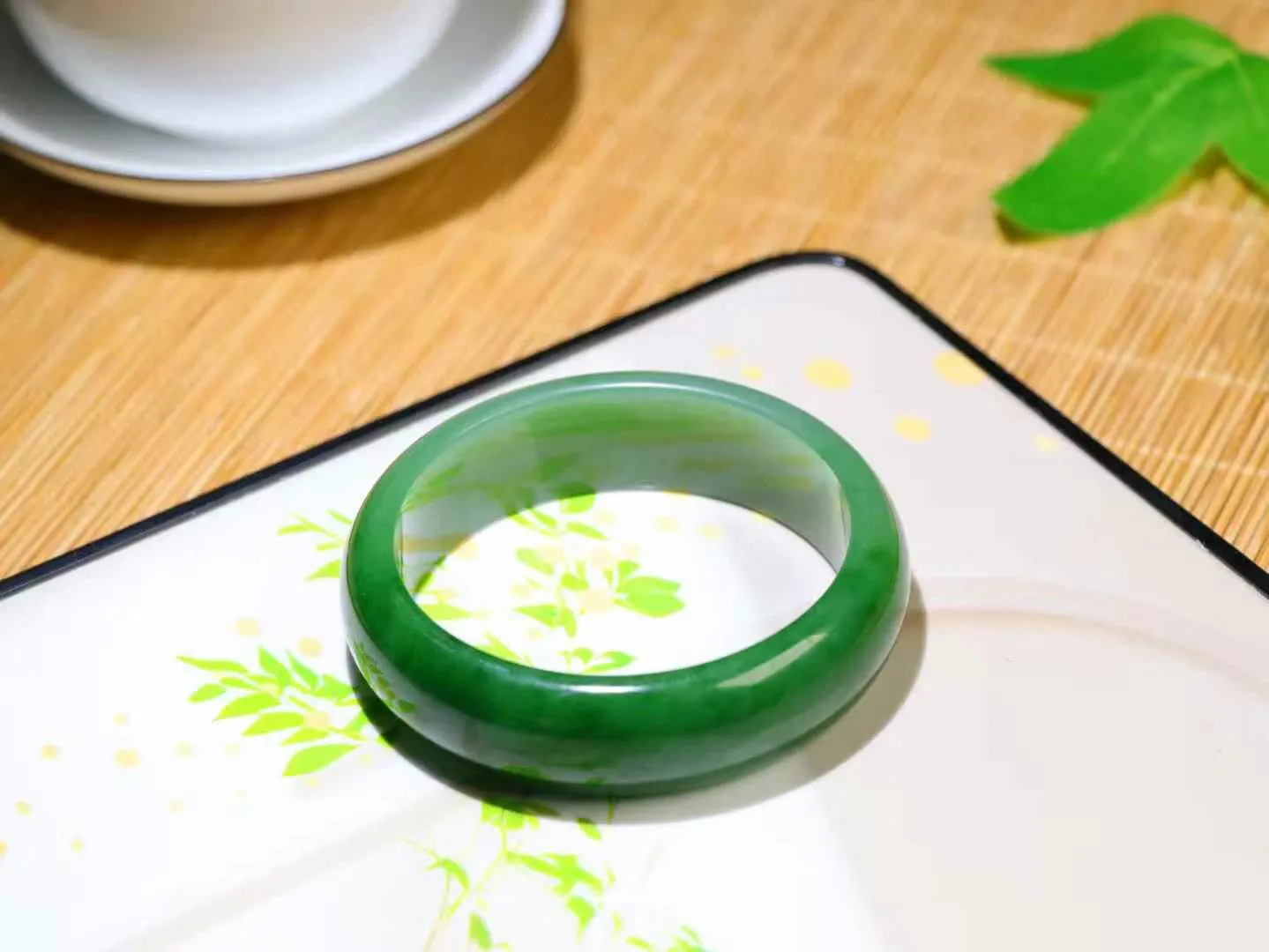 【温润如心.镯】

收藏级臻品️和田玉碧玉手镯，精选上等碧玉料，色泽清透，质地细腻。佩戴它，感受千
