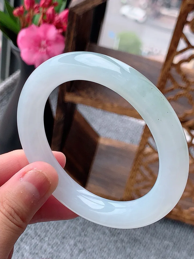 a货翡翠老坑白月光圆条手镯55-56圈口 尺寸55.3×10.5mm 重量63.00g 0604