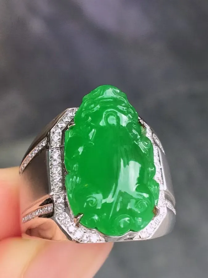 冰种阳绿貔貅戒指 、真金真钻镶嵌，种水好，玉质细腻 .裸石尺寸 20.5*12.4
