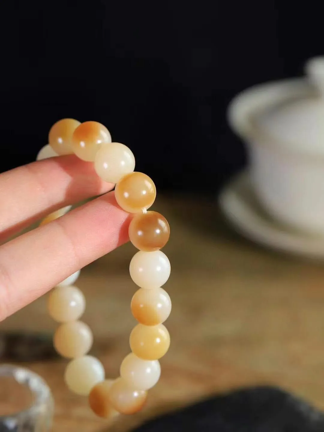 【玉润珠圆.臻品传承.手串】

精品和田玉糖白玉圆珠手串，精选上等和田玉，经过匠人精心雕琢，每一颗珠子都圆润饱满，象征着圆满与和谐。佩戴它，传承经典，彰显尊贵气质。重46.5克  尺寸取一12mm  7850565L
