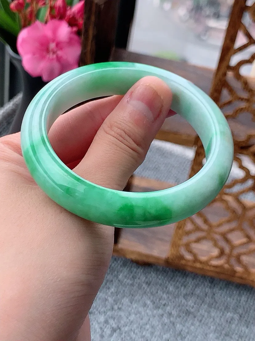 a货翡翠老坑飘绿正装正圈手镯54-55圈口 尺寸54.5×11.8×7.5mm 重量56.03g 0604