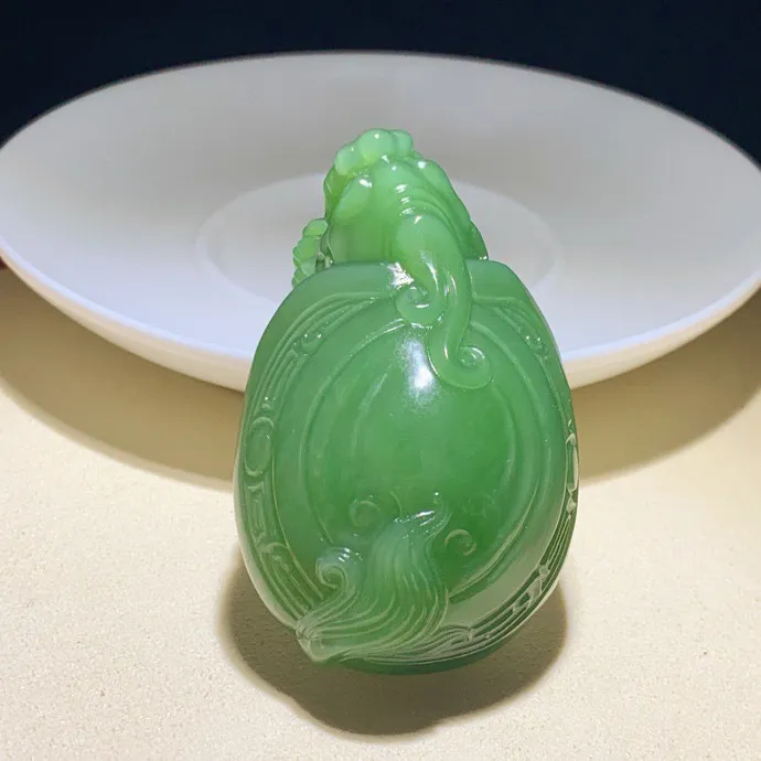 和田玉俄罗斯碧玉阳绿富贵长寿龙龟挂件。尺寸53/35/26重65.7克，玉质细腻油润 脂粉好，品质好！lt250605
