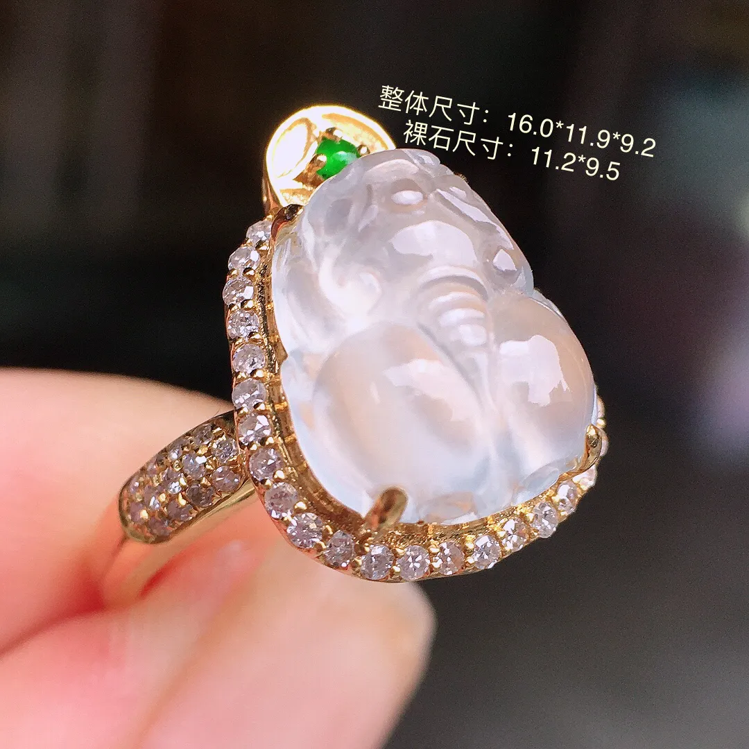 冰种貔貅戒指，玉质细腻，荧光感超
强，饱满水润，气质满满。18k
金豪华镶嵌