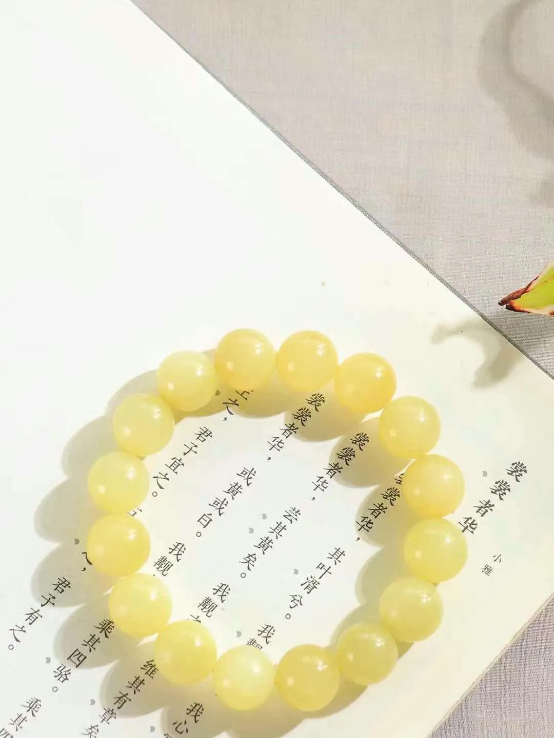【珠圆玉润.手串】

精品和田玉冰黄口珠圆玉润手串 玉质温润细腻  整串打磨圆润，佩戴舒适。珠珠落玉盘，间关莺语花底滑，一生美好时光，无论身在何处，都有它相伴相守。事事顺遂，幸福美满，吉祥如意。重48克 尺寸取一12.7mm  3630823O