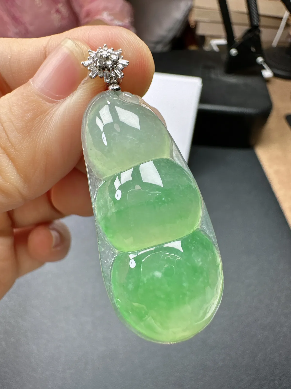 天然缅甸A货翡翠18k金镶嵌飘绿福豆dz吊坠