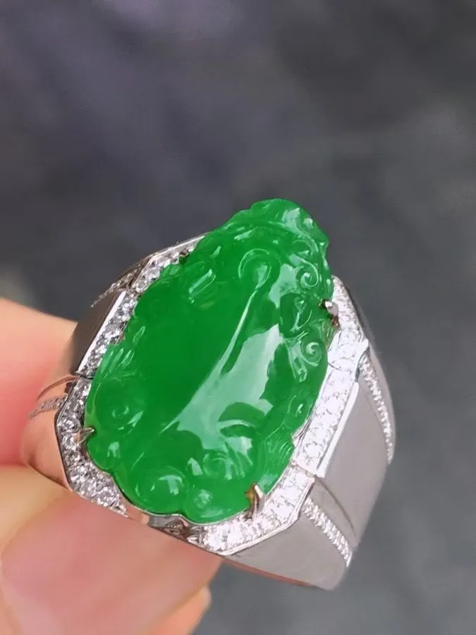 冰种阳绿貔貅戒指 、真金真钻镶嵌，种水好，玉质细腻 .裸石尺寸 20.5*12.4