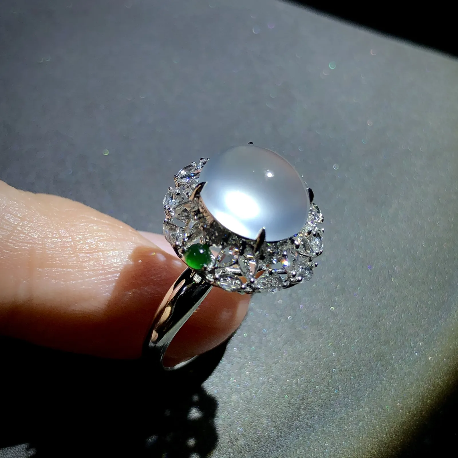 白冰戒指，裸石10.3-9.3-5mm，
14.5#，18K金，南非钻，翡翠绿蛋面