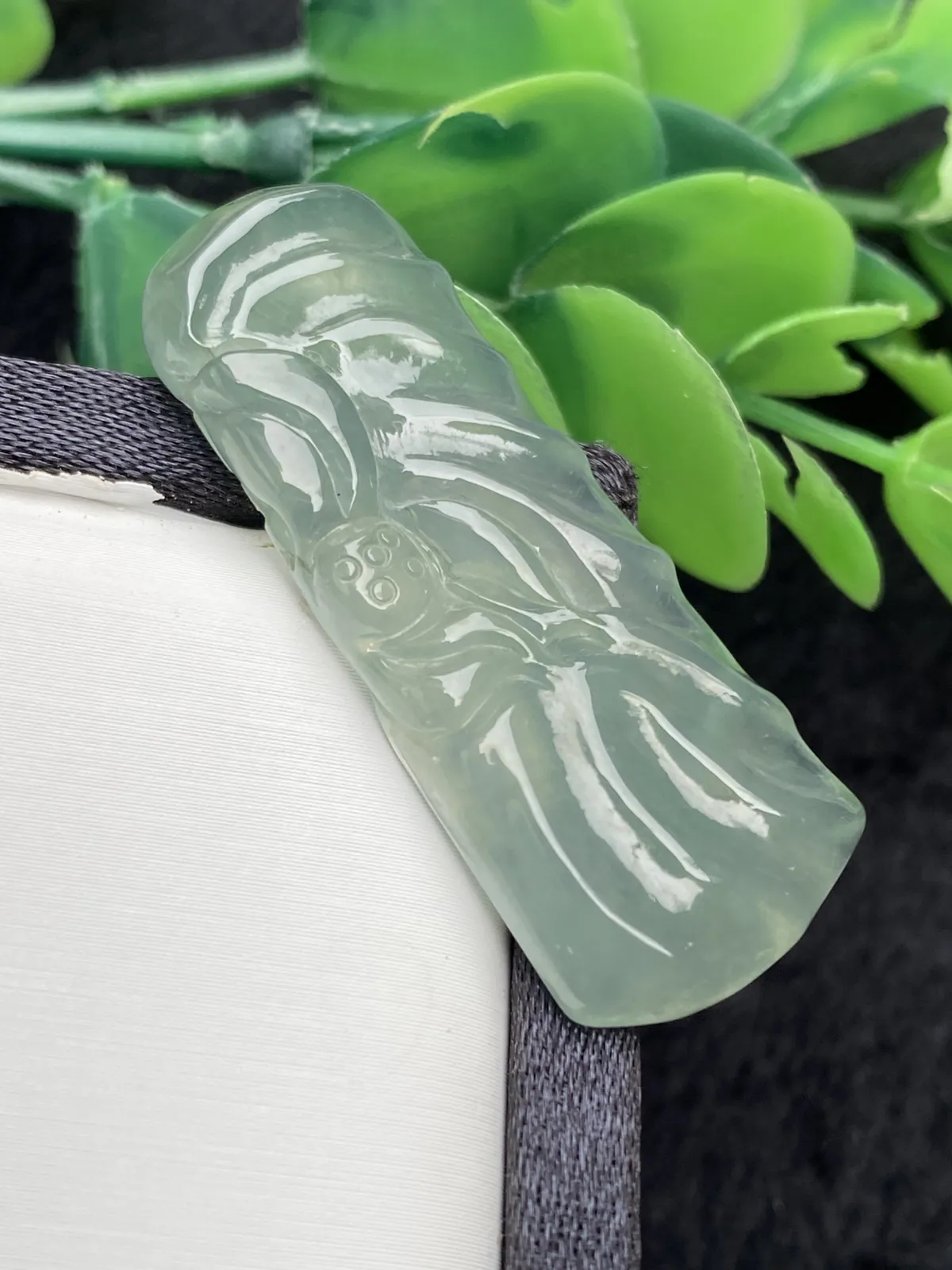 Z推荐【冰晴莲花鱼牌】莲花在波光粼粼的水面盛开，背面两条小鱼在激流勇进，和和美美～～晴底，水润，