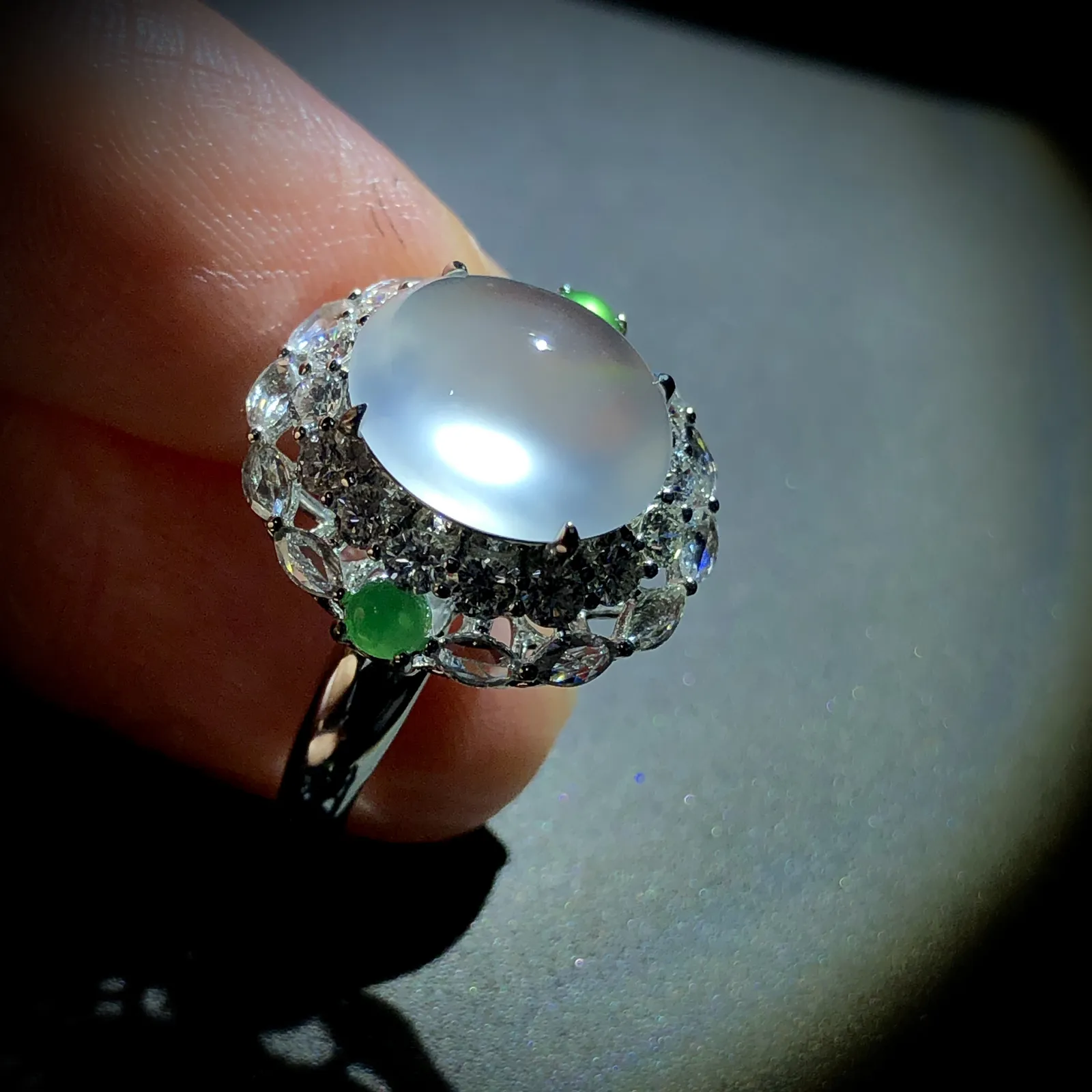 白冰戒指，裸石11.2-9.5-4.5mm，
14.5#，18K金，南非钻。