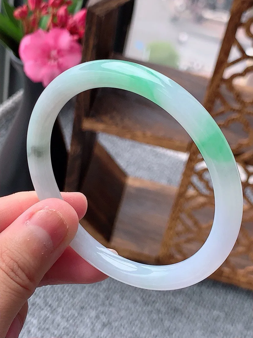 a货翡翠老坑飘绿细条圆条手镯57-58圈口 尺寸57×6.7mm 重量26.05g 0604