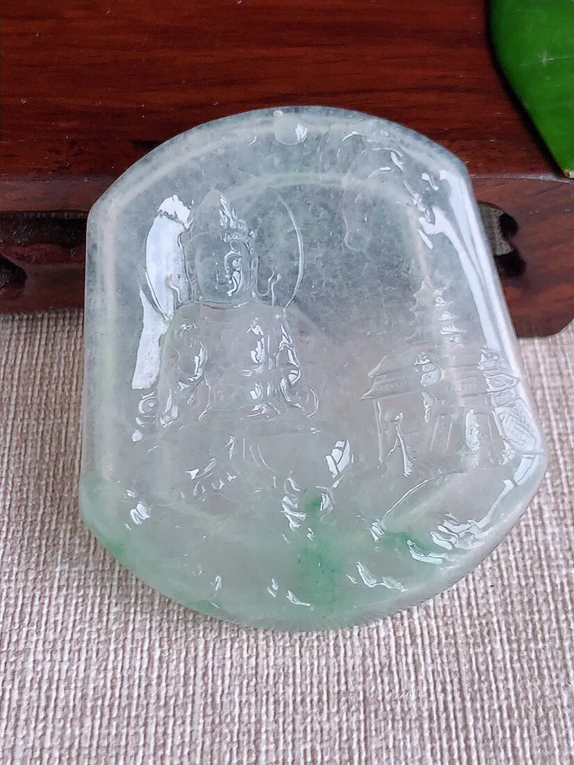 a货翡翠老坑冰种飘绿观音吊坠 尺寸53×46.5×5.2mm 重量29.00g 0605