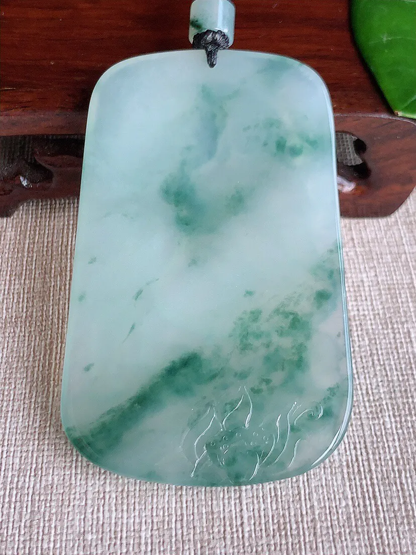 a货翡翠老坑冰种飘花观音吊坠 尺寸67.6×42.5×5.3mm 重量42.52g 0605