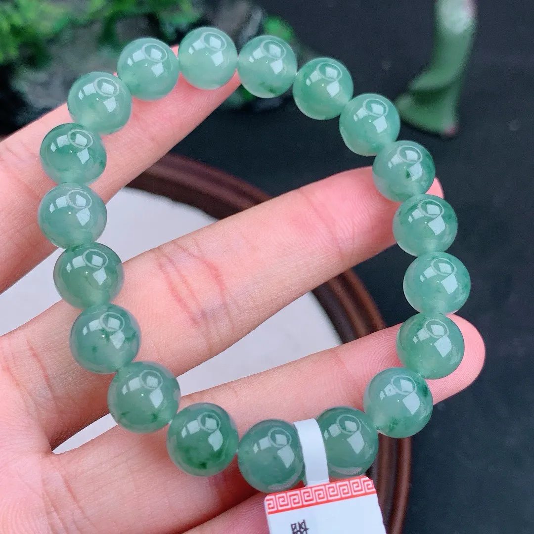天然A货翡翠满色冰飘花圆珠手串
尺寸10mm  重32.43g