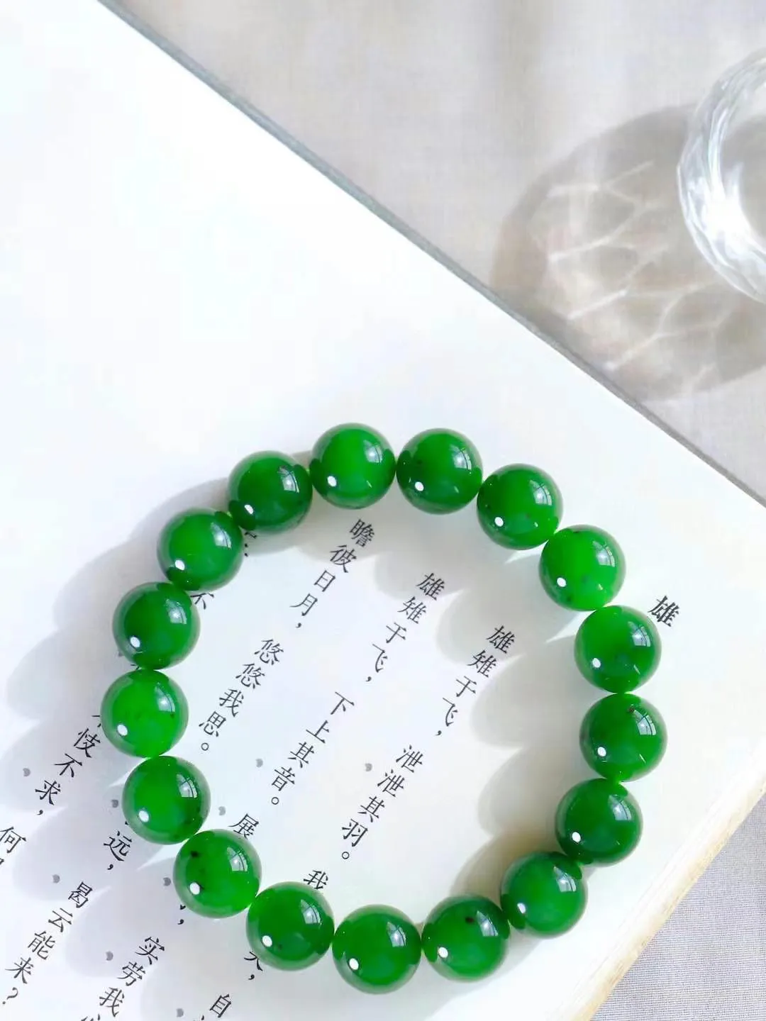 【腕间风华.手串】

收藏级臻品️和田玉碧玉圆珠手串，天然纯净，玉质细腻，圆润如珠，佩戴于腕间，尽显高贵气质。无论是日常搭配还是重要场合，都是您优雅风范的点睛之笔。重46克  尺寸取一11.9mm  2150568A