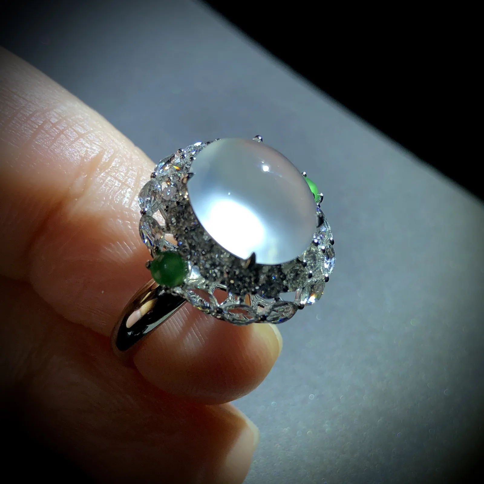 白冰戒指，裸石11.2-9.5-4.5mm，
14.5#，18K金，南非钻。