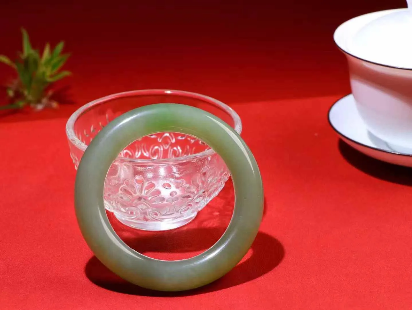 （腕间柔情）

精品和田翠青飘紫双色手镯。胖圆条 镯型饱满，温润细腻，脂润沁香。️执一卷书，