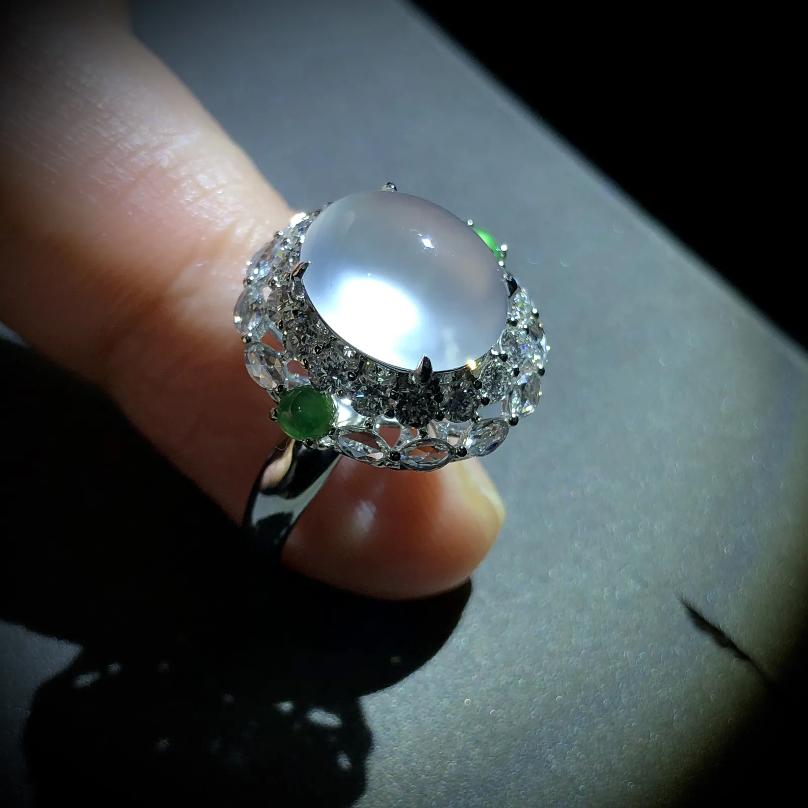 白冰戒指，裸石11.2-9.5-4.5mm，
14.5#，18K金，南非钻。