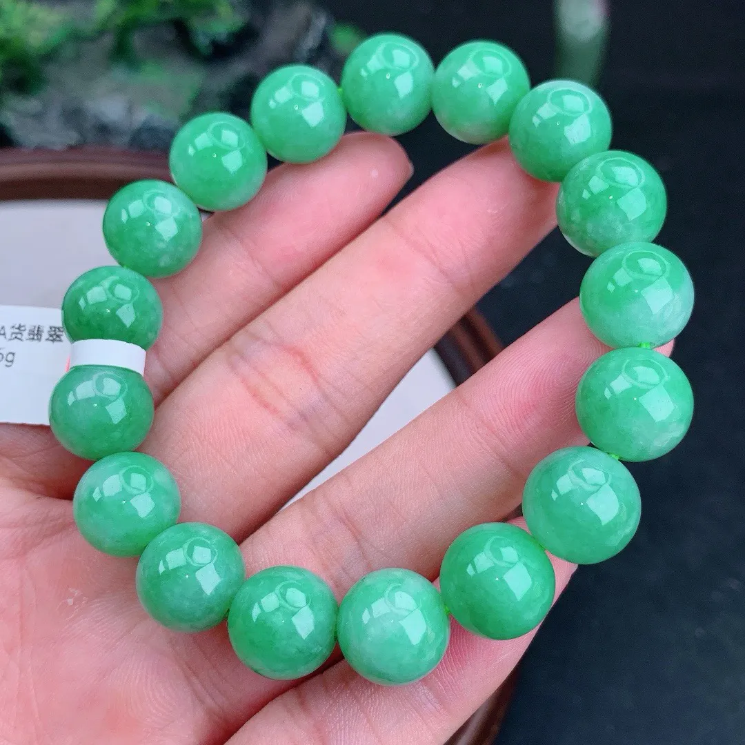 天然A货翡翠满绿圆珠手串
尺寸12mm   重49.25g
