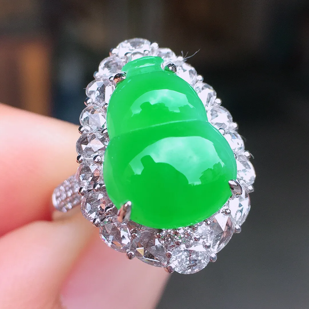 阳绿葫芦戒指/吊坠两用款，色泽均匀艳丽，玉质细腻，荧光感超
强，饱满水润，气质满满。18k
金豪华镶嵌