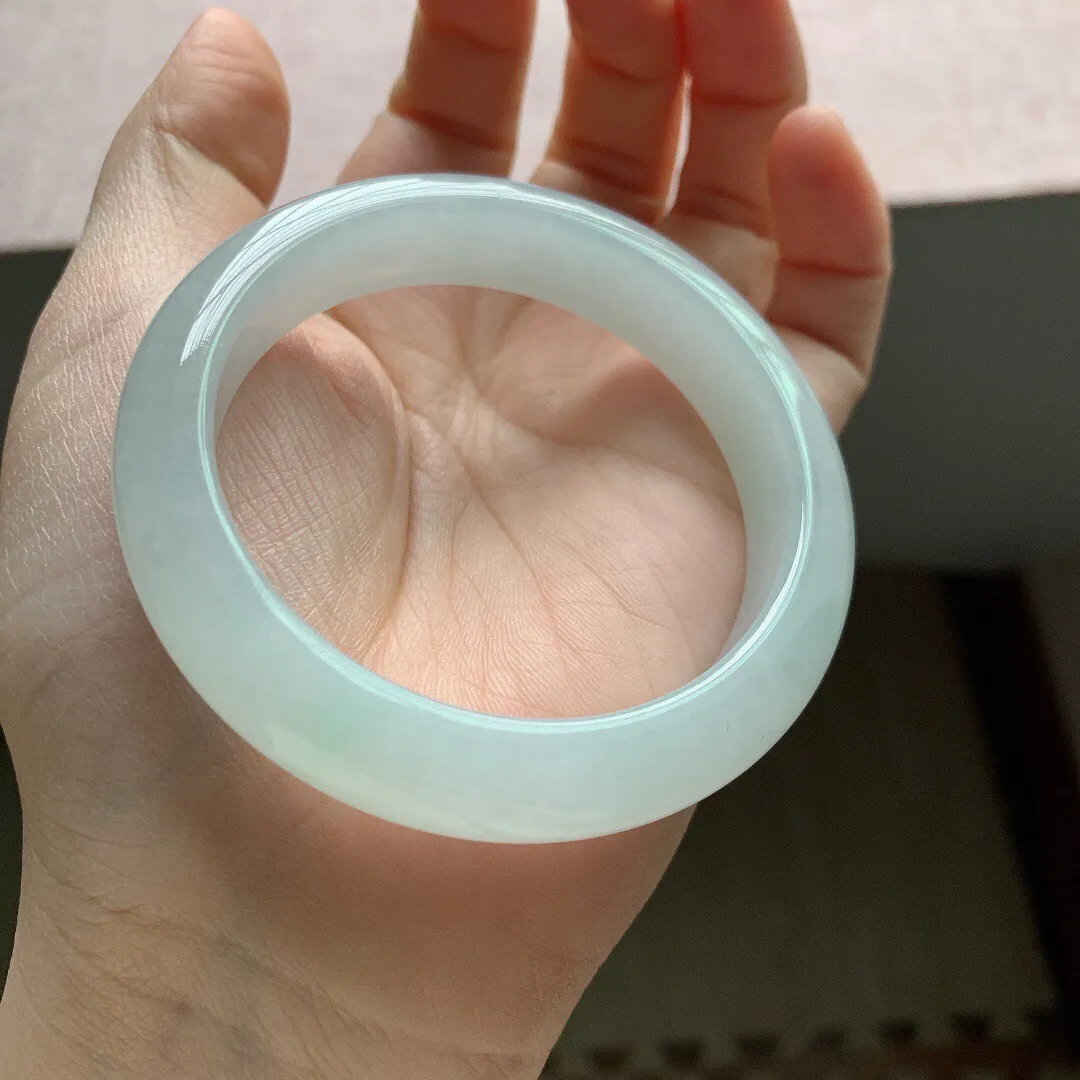 55-56圈口。自然光实拍，老坑冰润白冰正圈白月光翡翠手镯，尺寸:55.3-12.3-7.9mm，无纹裂，重量59.29