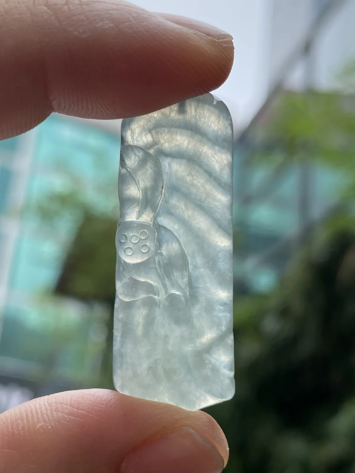 Z推荐【冰晴莲花鱼牌】莲花在波光粼粼的水面盛开，背面两条小鱼在激流勇进，和和美美～～晴底，水润，冰透，超细腻，起胶，品相佳，尺寸：41*15.6*5.1，超值～～