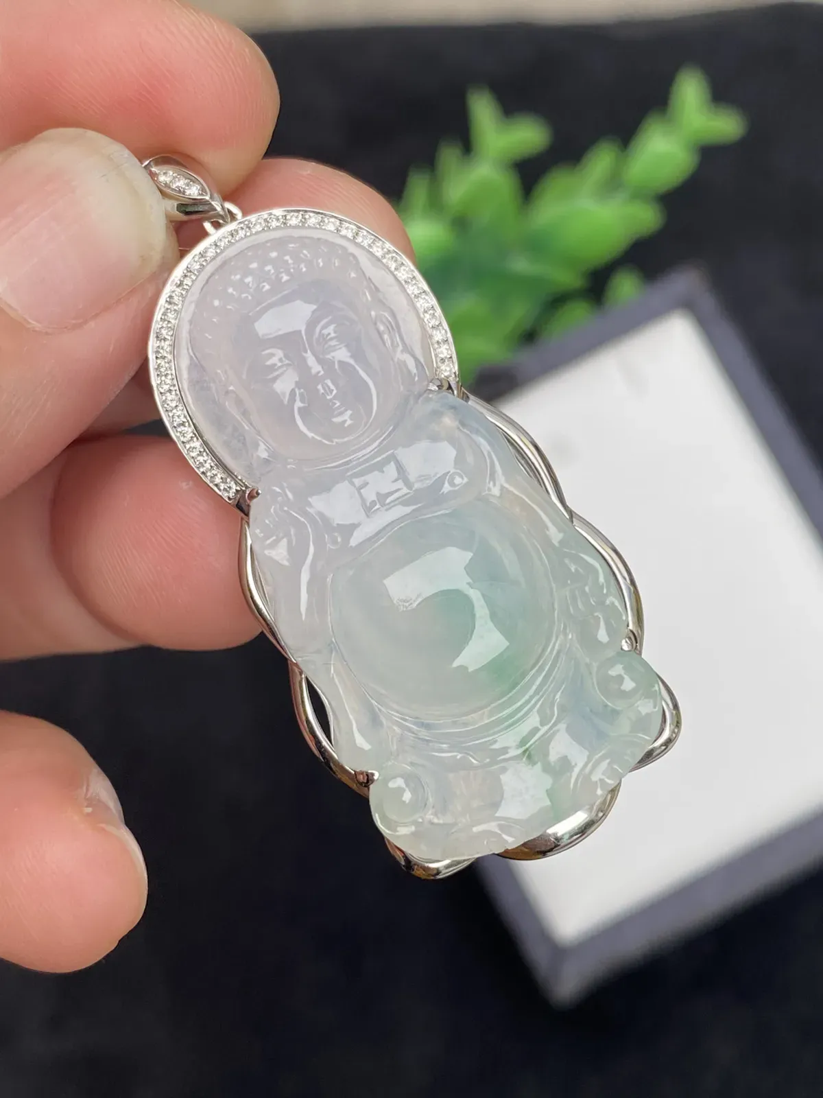 推荐【冰绿宝宝佛】无纹裂，水润冰透，飘甜绿，起光，品相佳，大件，石头尺寸：42*20.3*6.6
