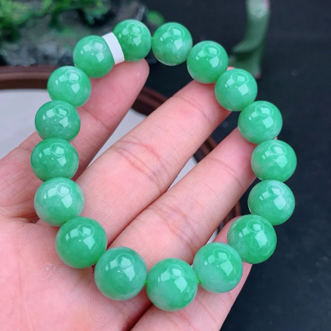 天然A货翡翠满绿圆珠手串
尺寸12mm   重49.25g