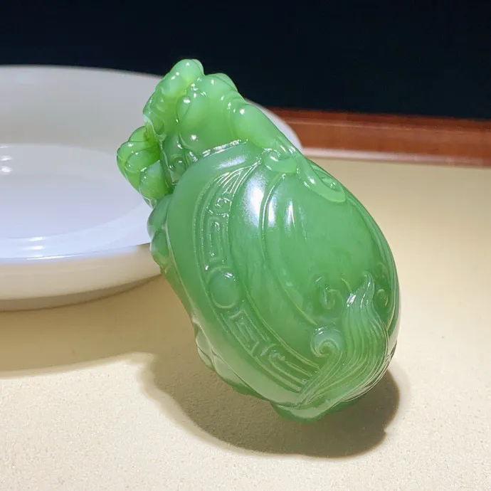 和田玉俄罗斯碧玉阳绿富贵长寿龙龟挂件。尺寸53/35/26重65.7克，玉质细腻油润 脂粉好，品质好！lt250605