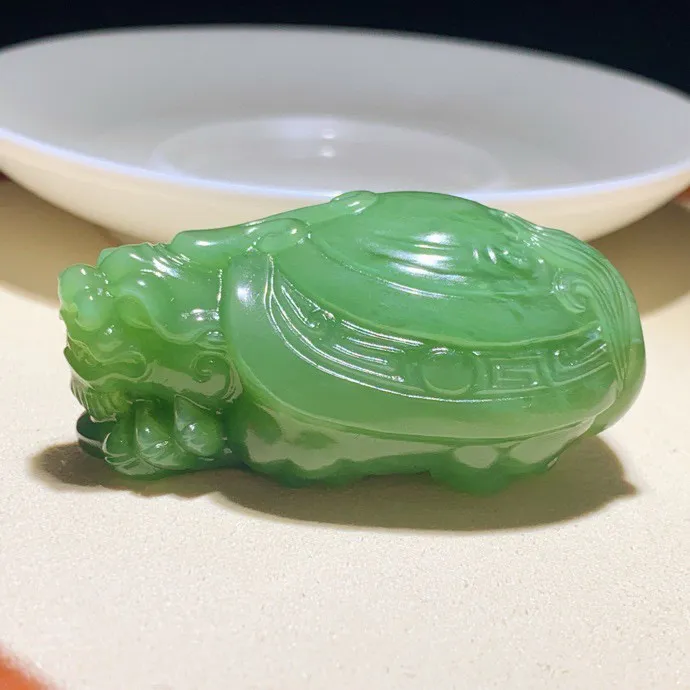 和田玉俄罗斯碧玉阳绿富贵长寿龙龟挂件。尺寸53/35/26重65.7克，玉质细腻油润 脂粉好，品质好