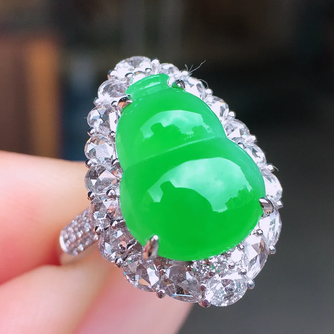 阳绿葫芦戒指/吊坠两用款，色泽均匀艳丽，玉质细腻，荧光感超
强，饱满水润，气质满满。18k
金豪华镶嵌