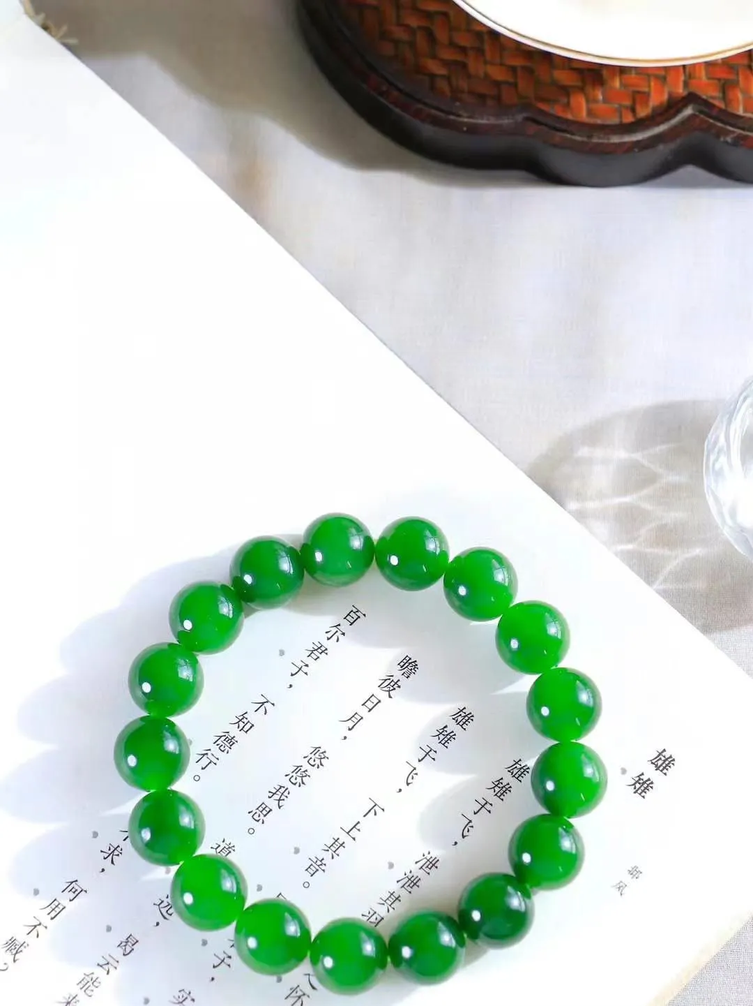 【福运绵延.手串】

货头精选 和田玉碧玉圆珠手串，承载着千年玉文化的深厚底蕴，寓意吉祥如意、福运绵长。每一颗珠子都经过精心打磨，圆润光滑，为您带来宁静与祥和。重46克  尺寸取一11.9mm  fDA-7950500
