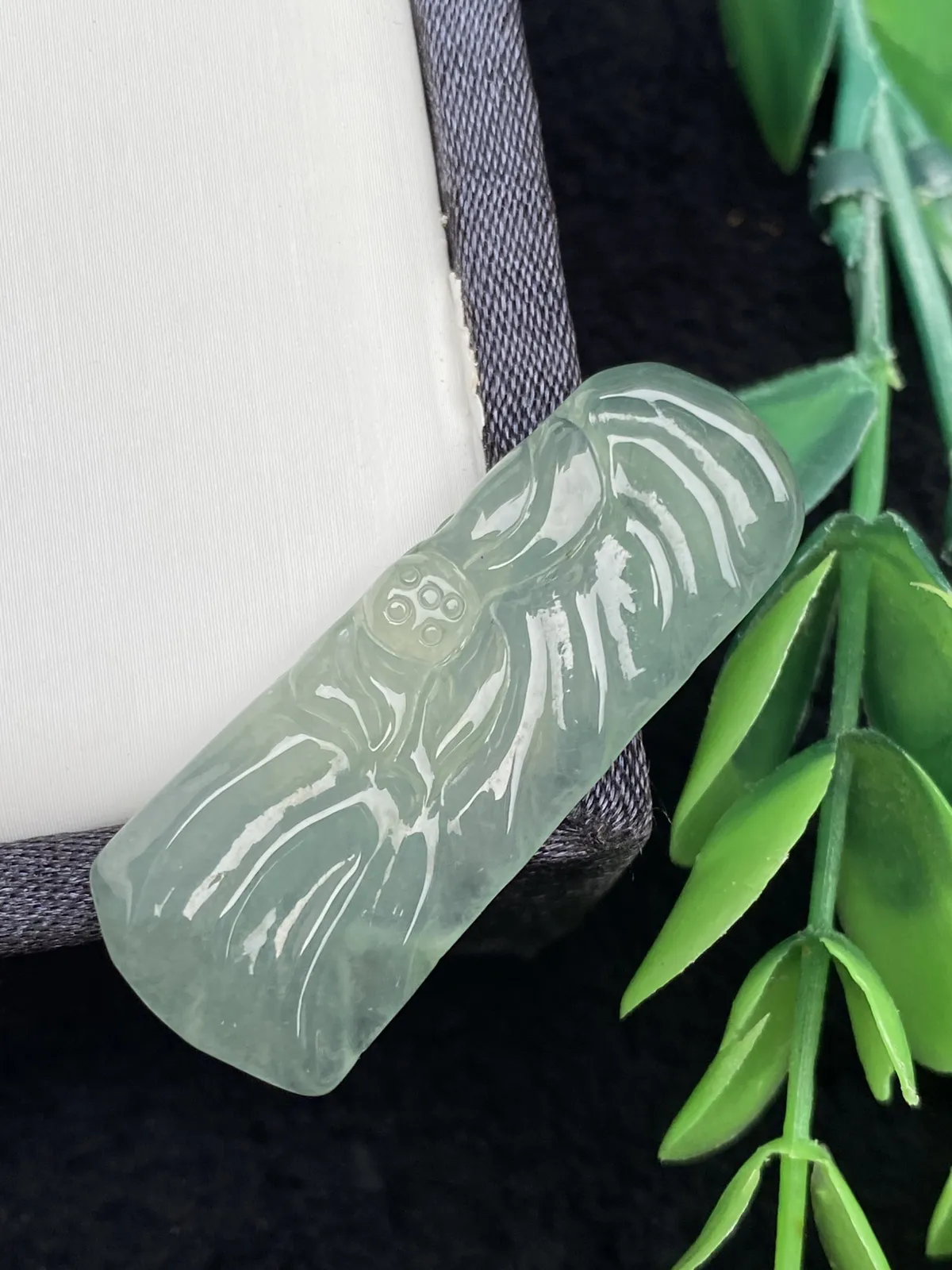 Z推荐【冰晴莲花鱼牌】莲花在波光粼粼的水面盛开，背面两条小鱼在激流勇进，和和美美～～晴底，水润，冰透，超细腻，起胶，品相佳，尺寸：41*15.6*5.1，超值～～
