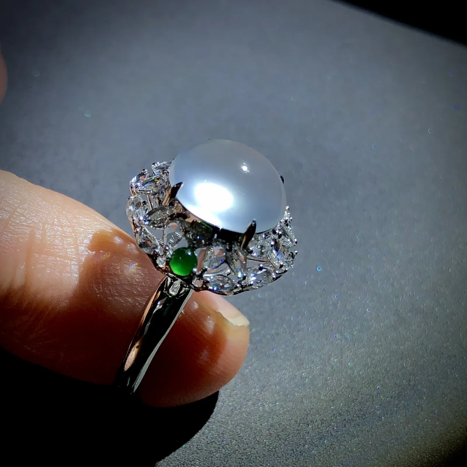 白冰戒指，裸石10.3-9.3-5mm，
14.5#，18K金，南非钻，翡翠绿蛋面