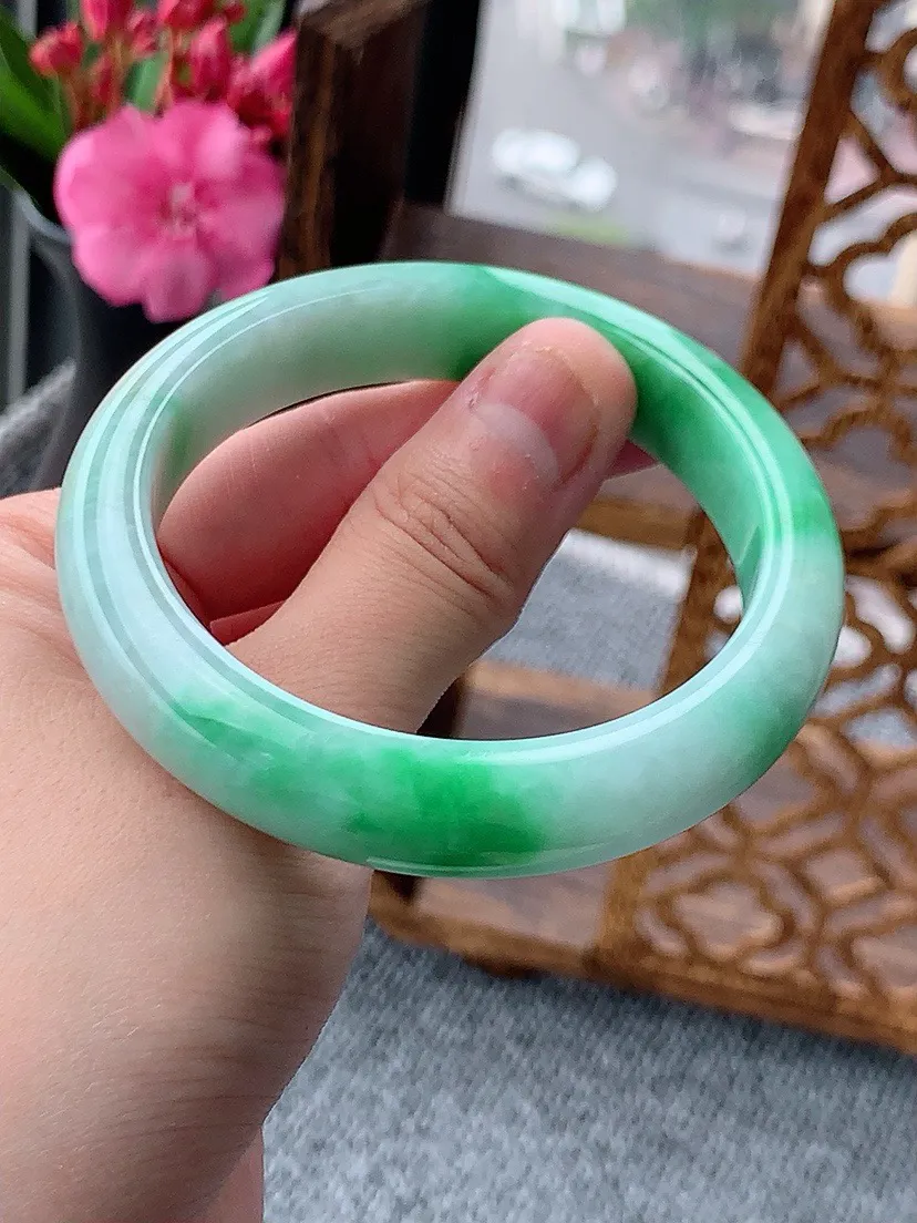 a货翡翠老坑飘绿正装正圈手镯54-55圈口 尺寸54.5×11.8×7.5mm 重量56.03g 0604