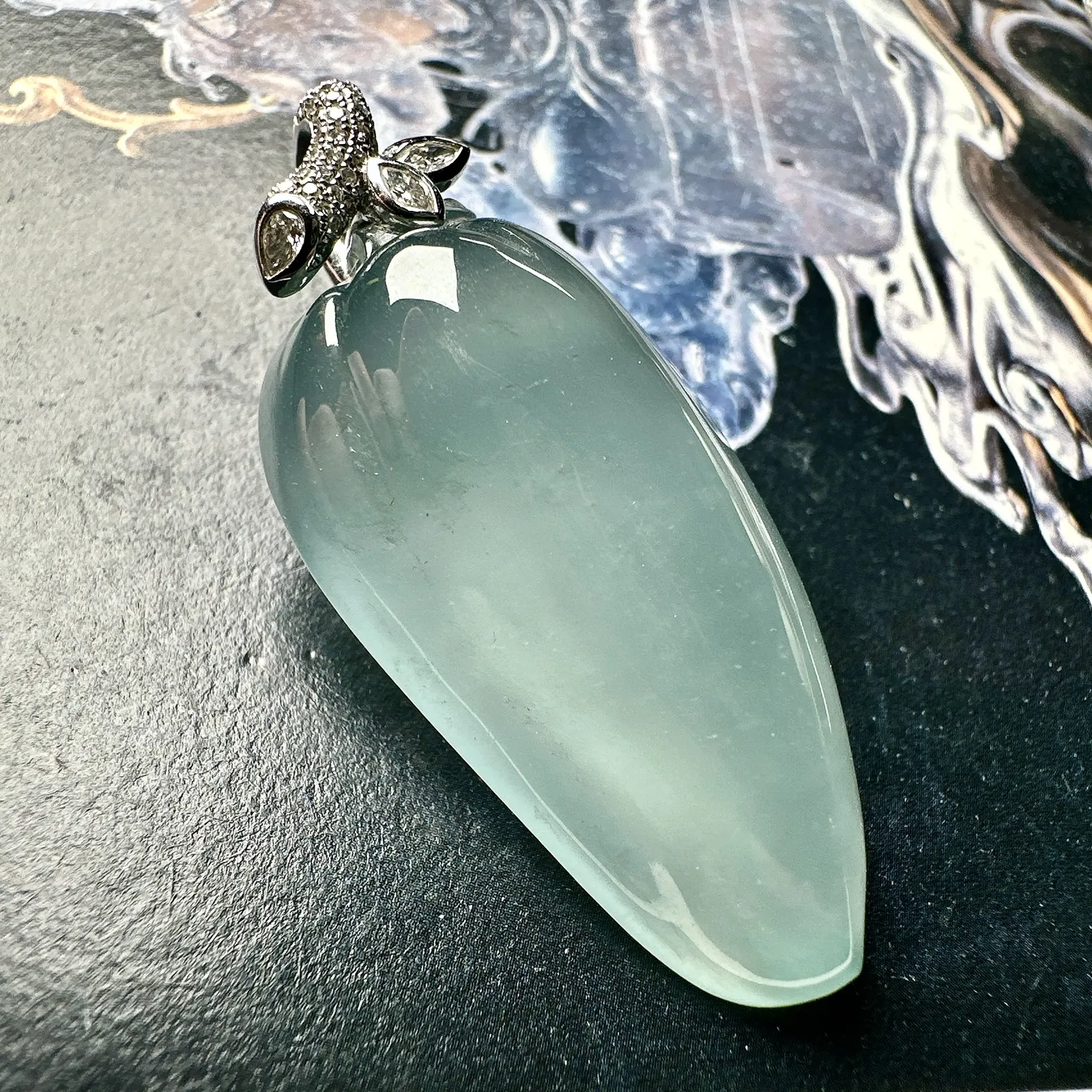【冰种天空蓝福瓜吊坠】种水上乘，晶莹剔透，纯净通透，莹光感很强。18k金扣头镶嵌，裸石尺寸38.7*