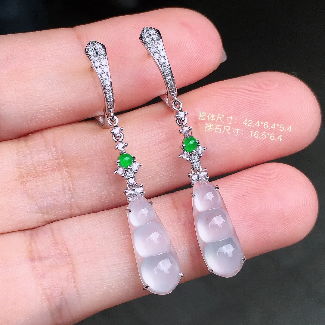 冰种福豆耳坠，玉质细腻，荧光感超
强，饱满水润，气质满满。18k
金豪华镶嵌