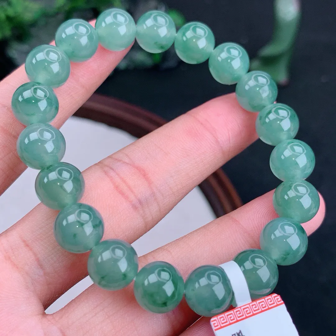 天然A货翡翠满色冰飘花圆珠手串
尺寸10mm  重32.43g
